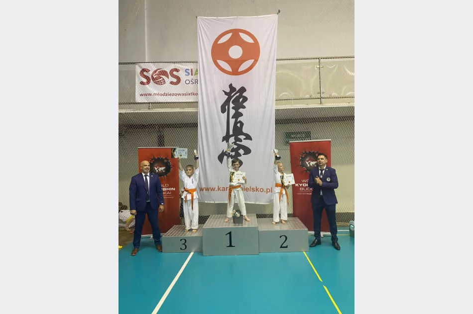 15 medali na Makroregionie Południowym w Bielsku Białej dla zawodników Limanowskiego Klubu Kyokushin Karate - zdjęcie 11