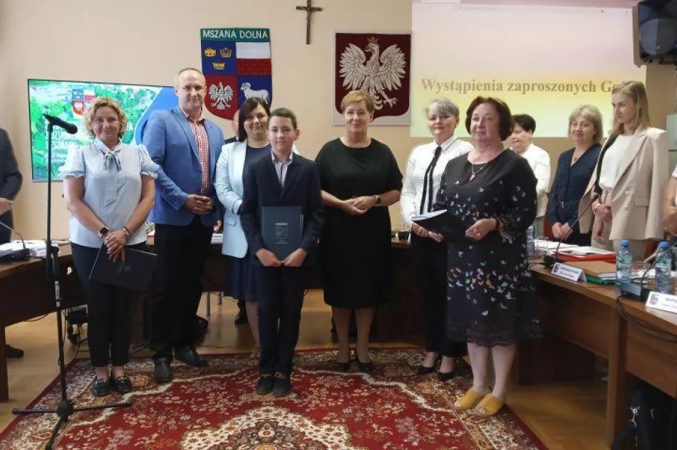 Najlepsi uczniowie z nagrodami od władz samorządu - zdjęcie 4