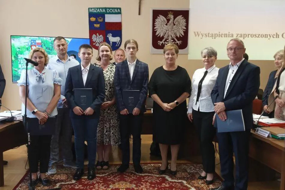 Najlepsi uczniowie z nagrodami od władz samorządu - zdjęcie 6