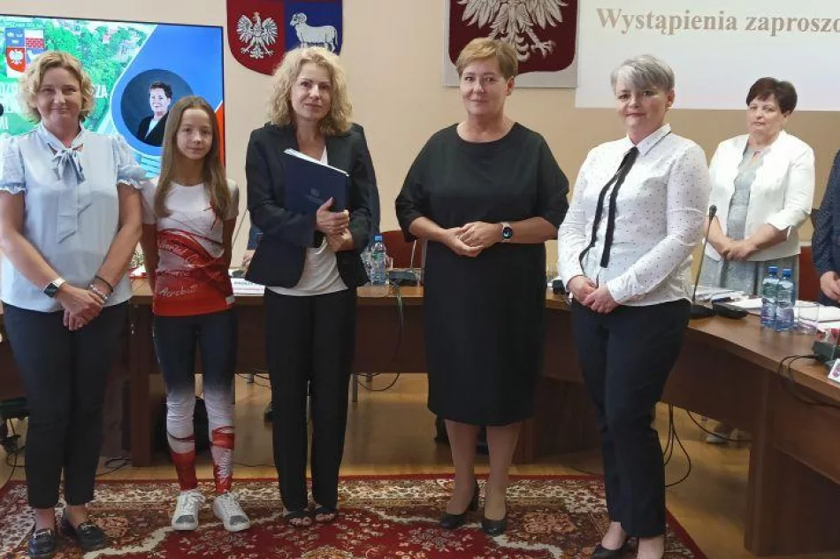 Najlepsi uczniowie z nagrodami od władz samorządu - zdjęcie 7