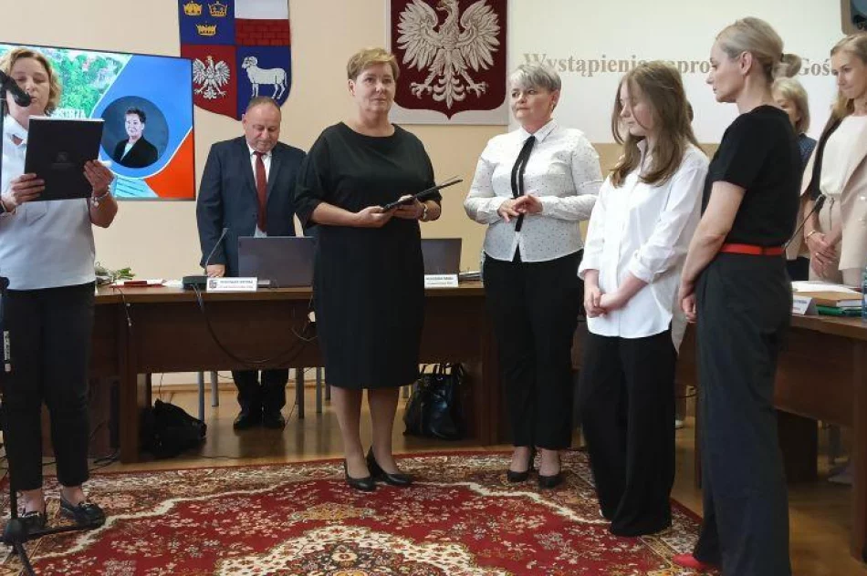 Najlepsi uczniowie z nagrodami od władz samorządu - zdjęcie 8