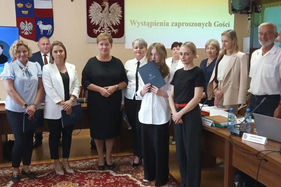 Najlepsi uczniowie z nagrodami od władz samorządu - zdjęcie 9