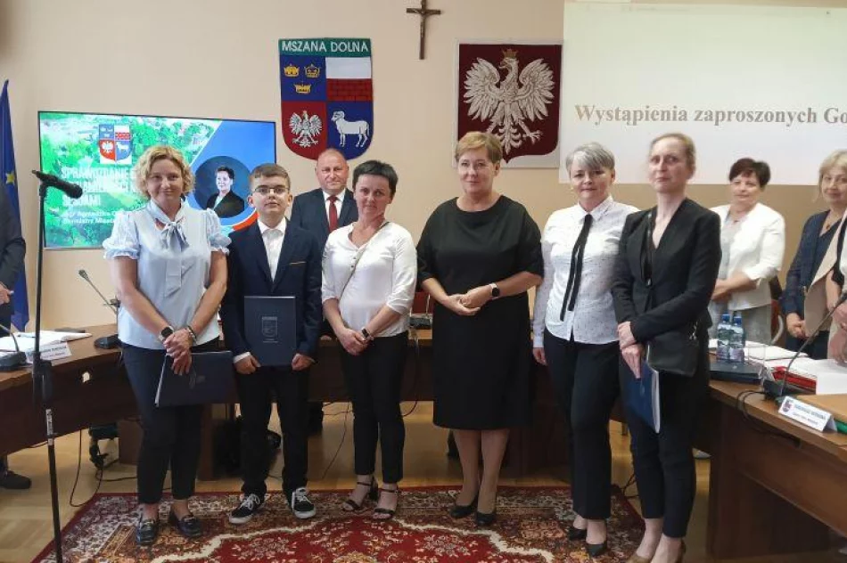 Najlepsi uczniowie z nagrodami od władz samorządu - zdjęcie 11