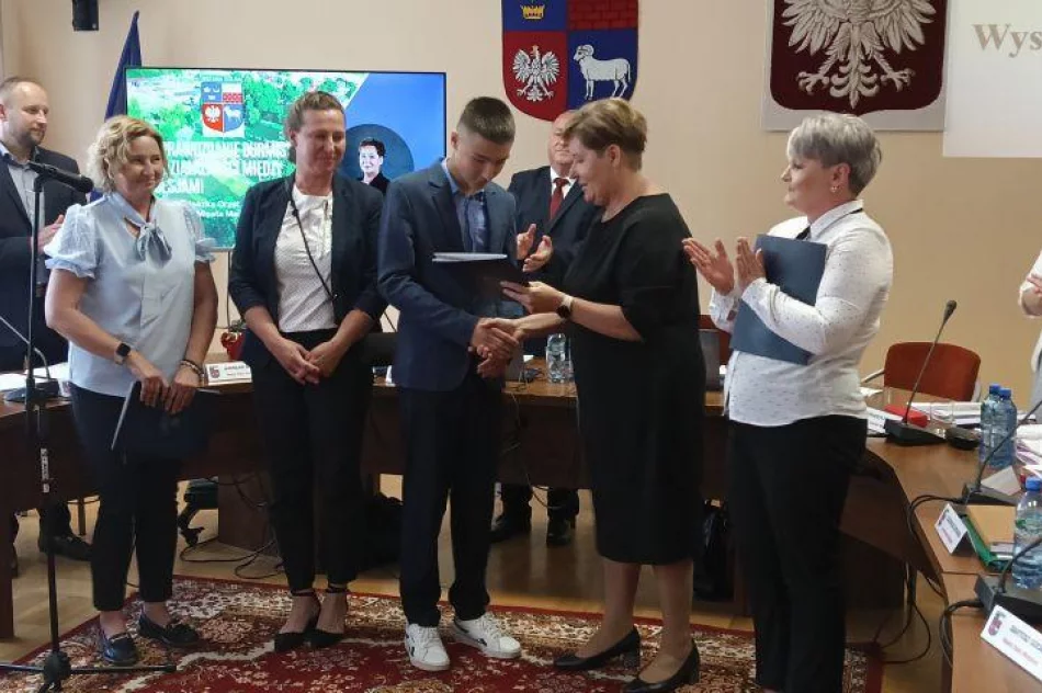 Najlepsi uczniowie z nagrodami od władz samorządu - zdjęcie 13
