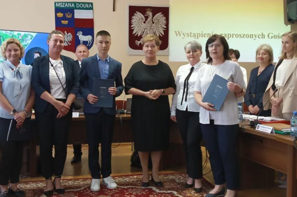 Najlepsi uczniowie z nagrodami od władz samorządu - zdjęcie 14