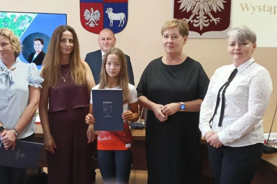Najlepsi uczniowie z nagrodami od władz samorządu - zdjęcie 15