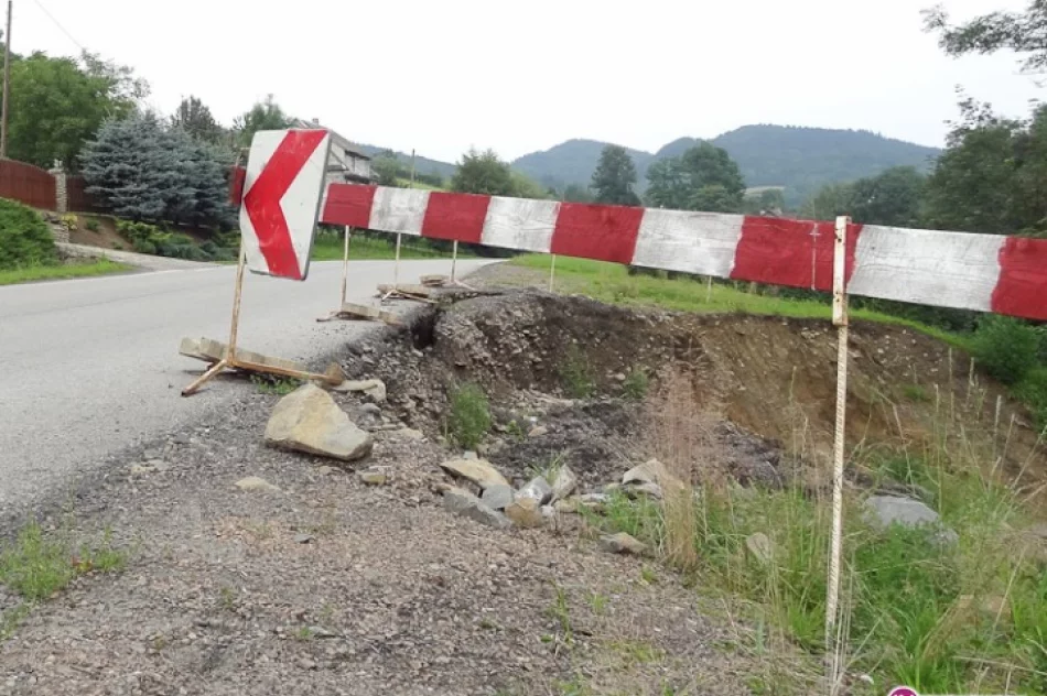 Niebezpieczne osuwisko przy drodze - zdjęcie 2