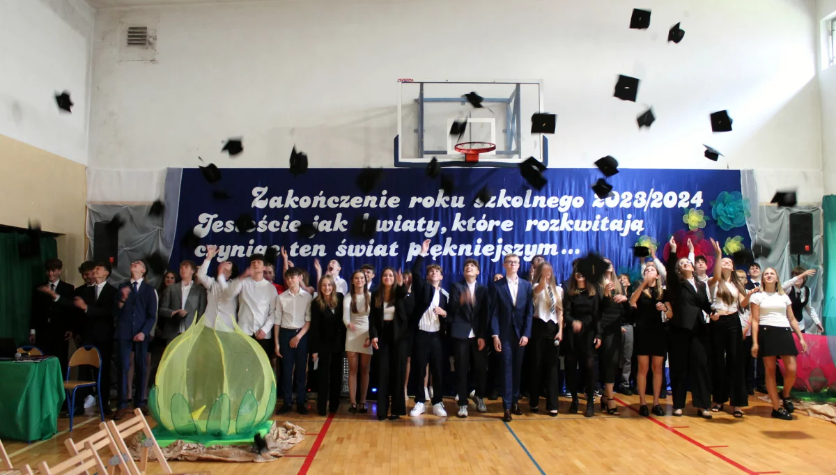 Zakończenie roku szkolnego w miejskich szkołach podstawowych i pożegnanie ośmioklasistów