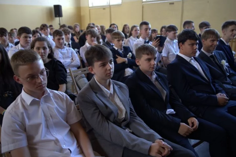 Zakończenie roku szkolnego w miejskich szkołach podstawowych i pożegnanie ośmioklasistów - zdjęcie 5