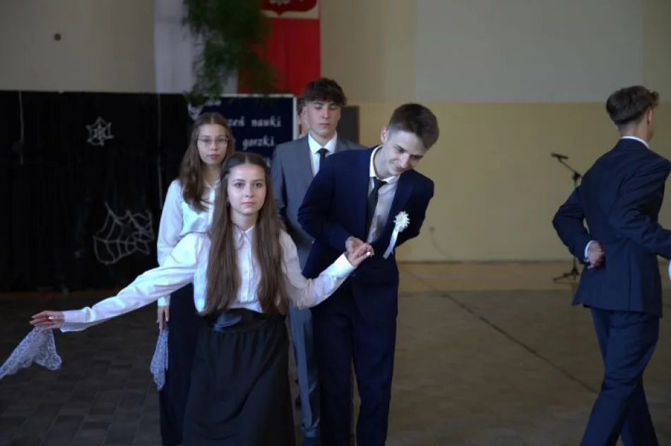 Zakończenie roku szkolnego w miejskich szkołach podstawowych i pożegnanie ośmioklasistów - zdjęcie 7