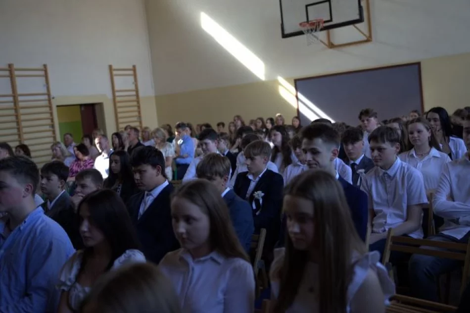Zakończenie roku szkolnego w miejskich szkołach podstawowych i pożegnanie ośmioklasistów - zdjęcie 11