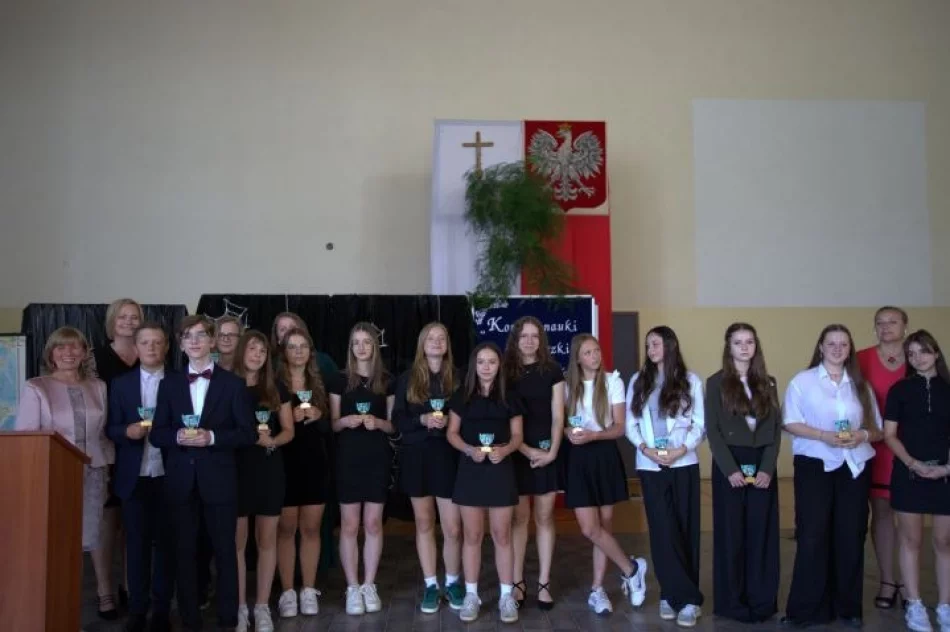 Zakończenie roku szkolnego w miejskich szkołach podstawowych i pożegnanie ośmioklasistów - zdjęcie 12