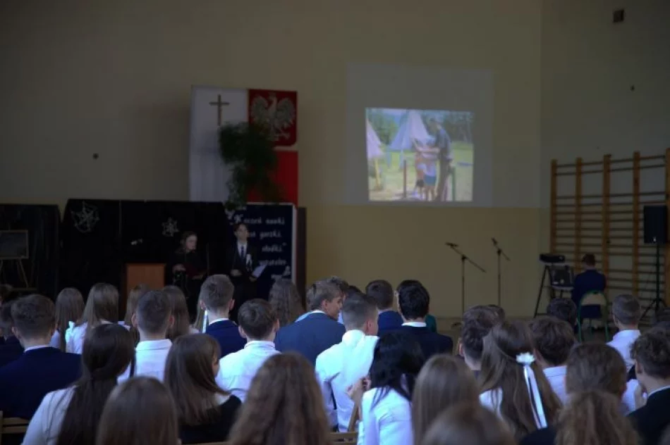 Zakończenie roku szkolnego w miejskich szkołach podstawowych i pożegnanie ośmioklasistów - zdjęcie 19