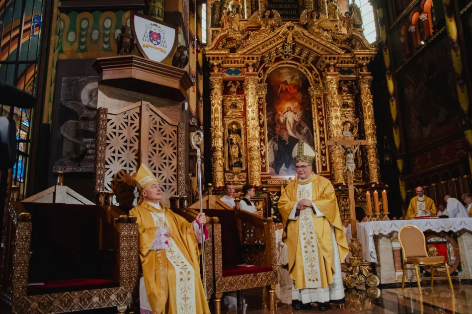Odbył się Ingres Biskupa Artura Ważnego do Bazyliki Katedralnej pw. Wniebowzięcia NMP w Sosnowcu - zdjęcie 2