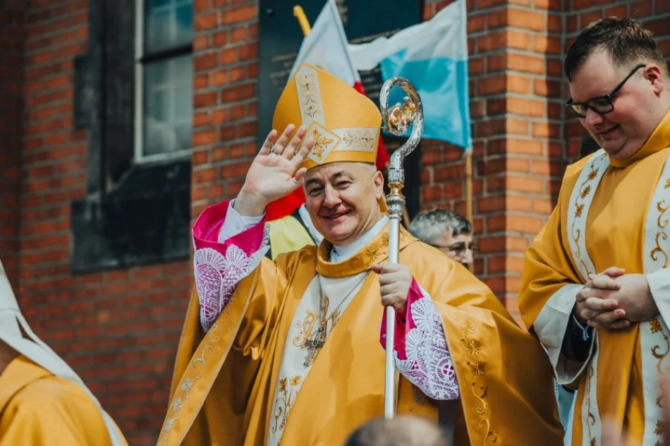 Odbył się Ingres Biskupa Artura Ważnego do Bazyliki Katedralnej pw. Wniebowzięcia NMP w Sosnowcu - zdjęcie 7