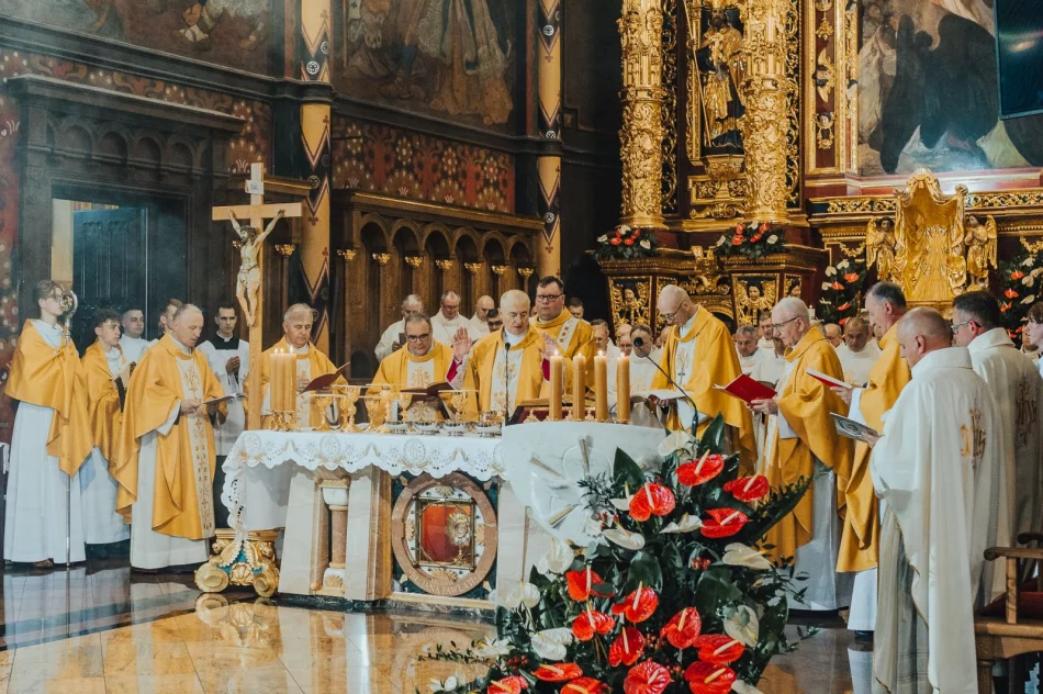 Odbył się Ingres Biskupa Artura Ważnego do Bazyliki Katedralnej pw. Wniebowzięcia NMP w Sosnowcu - zdjęcie 8