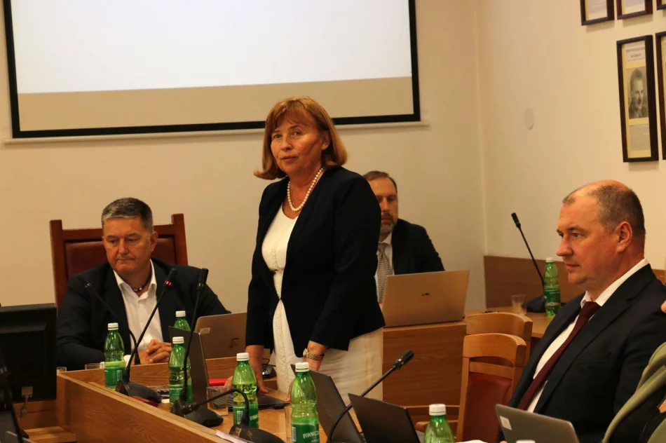 Jednogłośne wotum zaufania oraz jednogłośne absolutorium dla Burmistrz Miasta Limanowa Jolanty Juszkiewicz - zdjęcie 3