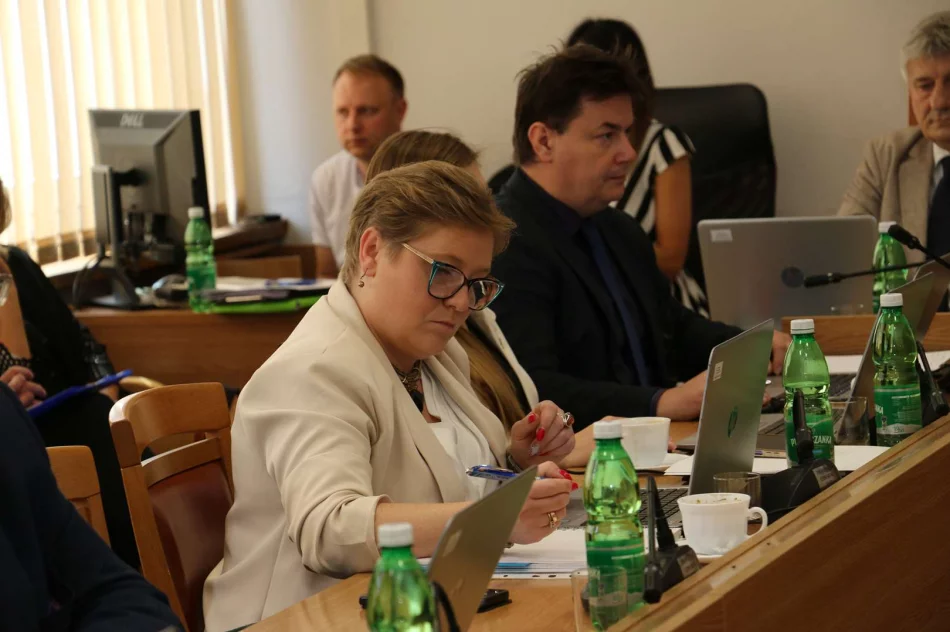 Jednogłośne wotum zaufania oraz jednogłośne absolutorium dla Burmistrz Miasta Limanowa Jolanty Juszkiewicz - zdjęcie 6
