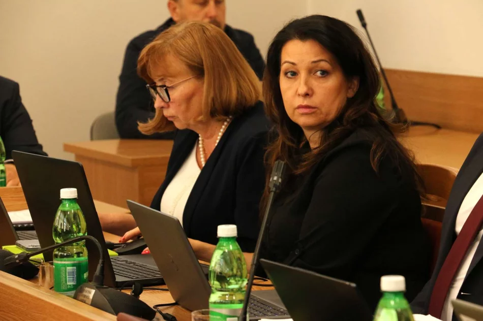 Jednogłośne wotum zaufania oraz jednogłośne absolutorium dla Burmistrz Miasta Limanowa Jolanty Juszkiewicz - zdjęcie 8