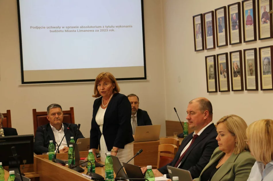 Jednogłośne wotum zaufania oraz jednogłośne absolutorium dla Burmistrz Miasta Limanowa Jolanty Juszkiewicz - zdjęcie 9