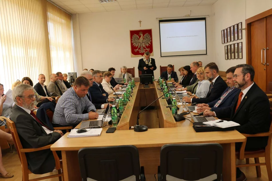 Jednogłośne wotum zaufania oraz jednogłośne absolutorium dla Burmistrz Miasta Limanowa Jolanty Juszkiewicz - zdjęcie 10