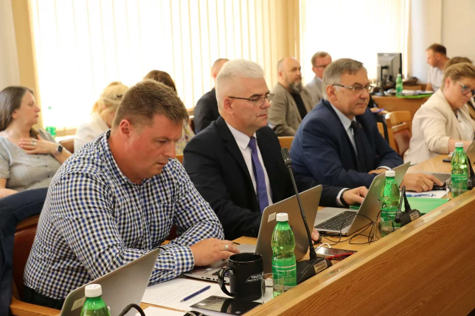 Jednogłośne wotum zaufania oraz jednogłośne absolutorium dla Burmistrz Miasta Limanowa Jolanty Juszkiewicz - zdjęcie 13