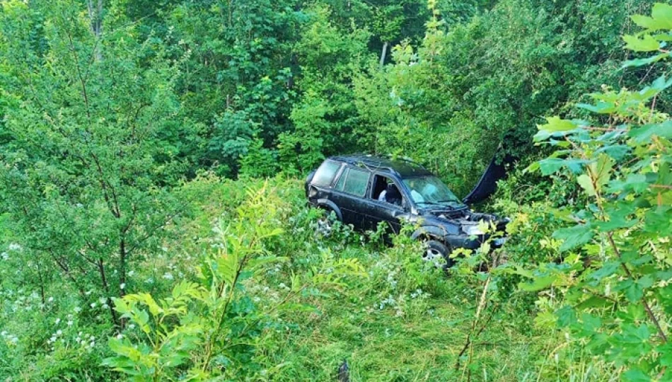 Dachowanie samochodu, dwie osoby w szpitalu. Policja szuka trzeciego uczestnika - zdjęcie 1
