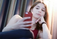 Korzystanie z telefonu przez matkę może negatywnie wpływać na rozwój mowy u dziecka - zdjęcie główne