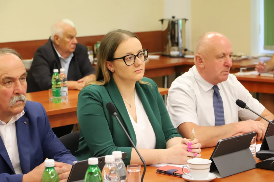 JEDNOGŁOŚNE ABSOLUTORIUM ZA 2023 ROK DLA WÓJTA GMINY LIMANOWA - zdjęcie 10