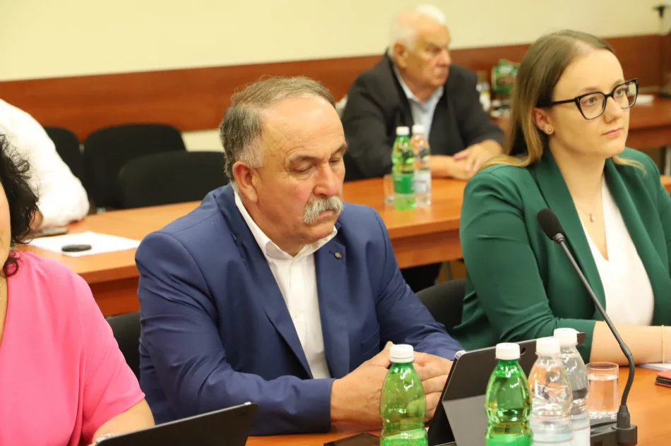 JEDNOGŁOŚNE ABSOLUTORIUM ZA 2023 ROK DLA WÓJTA GMINY LIMANOWA - zdjęcie 11