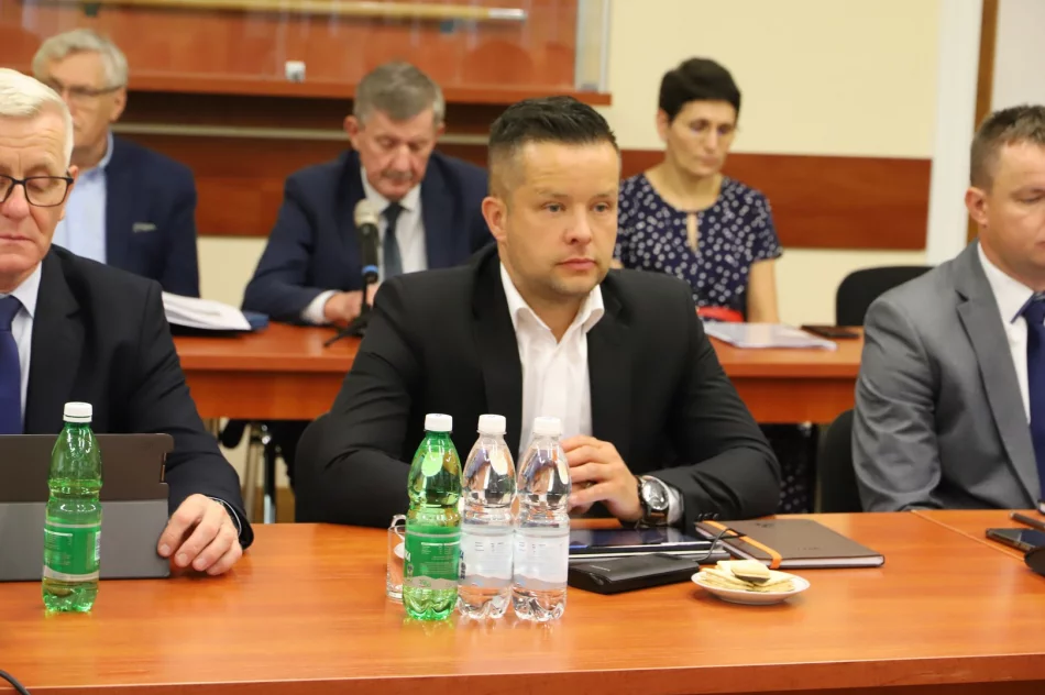 JEDNOGŁOŚNE ABSOLUTORIUM ZA 2023 ROK DLA WÓJTA GMINY LIMANOWA - zdjęcie 16