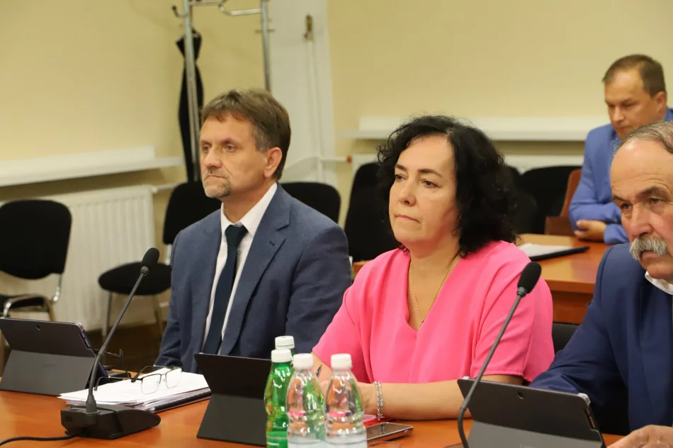JEDNOGŁOŚNE ABSOLUTORIUM ZA 2023 ROK DLA WÓJTA GMINY LIMANOWA - zdjęcie 18