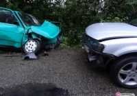 Czołowe zderzenie samochodów - zdjęcie główne