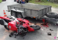 Motocyklista zderzył się z przyczepką - zdjęcie główne