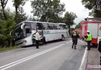 Autobus częściowo wpadł do rowu - zdjęcie główne