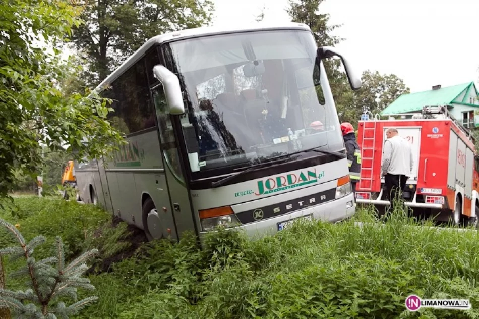 Autobus częściowo wpadł do rowu - zdjęcie 2