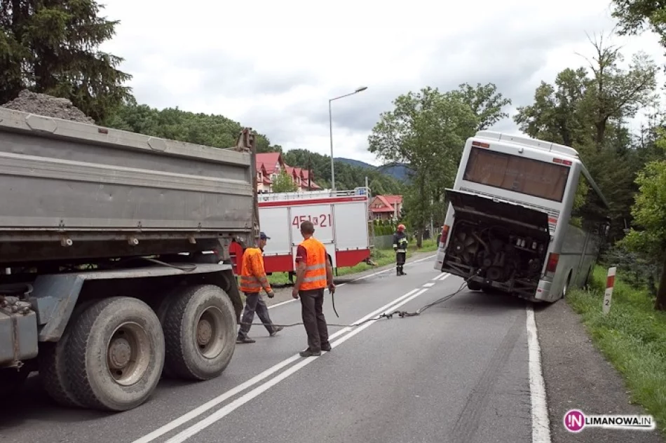 Autobus częściowo wpadł do rowu - zdjęcie 3