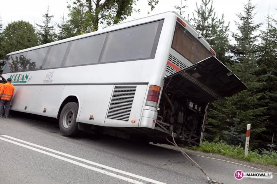 Autobus częściowo wpadł do rowu - zdjęcie 4