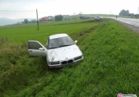 Samochód wypadł z drogi - zdjęcie główne