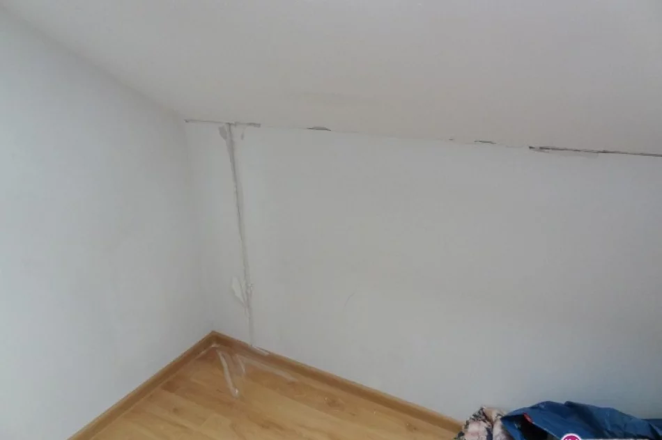 Ściany zamakają i pękają - zdjęcie 2