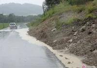 Osuwisko wciąż schodzi na drogę - zdjęcie główne