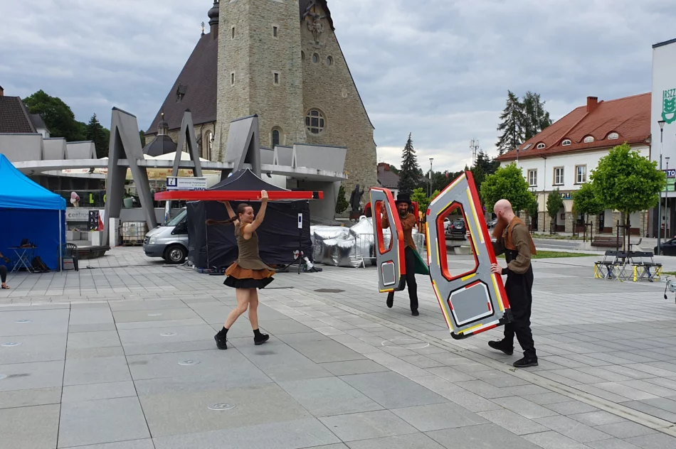 Rozpoczął się 37. ULICA Festival. Zobacz spektakl międzynarodowej grupy na rynku - zdjęcie 9
