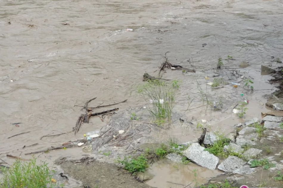 Rzeka... śmieci - zdjęcie 2