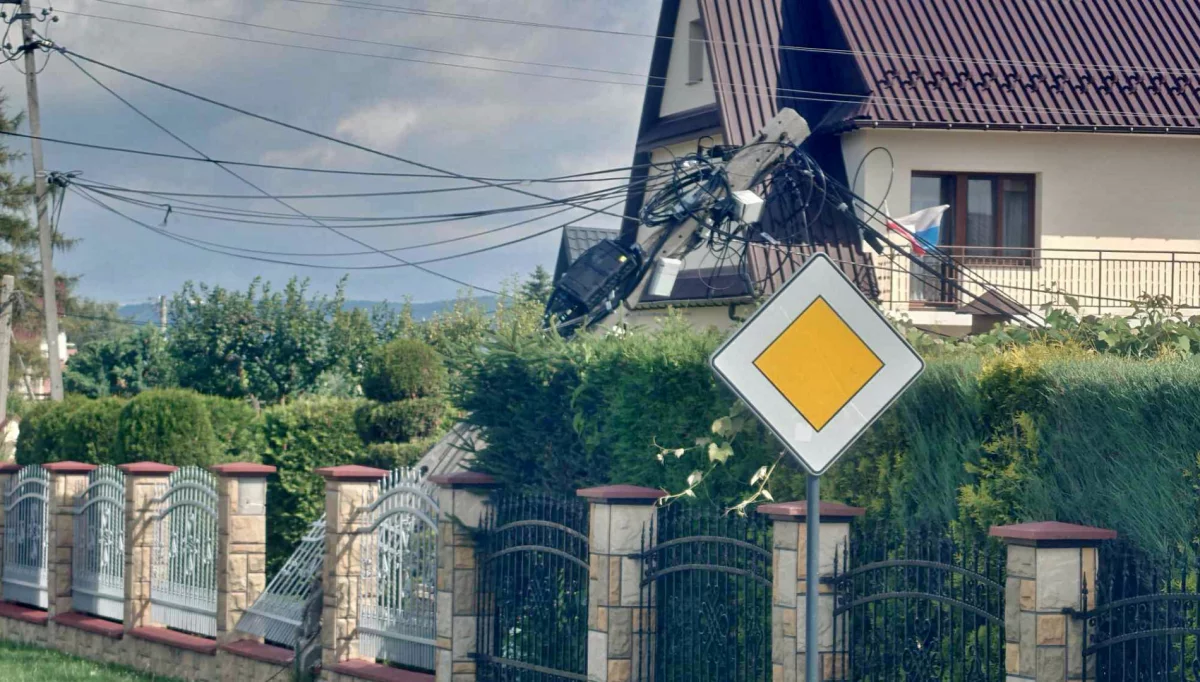 Betoniarka zerwała linie nad drogą. Uszkodzone 3 słupy i 2 ogrodzenia