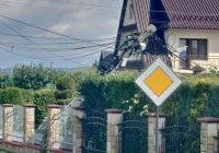 Betoniarka zerwała linie nad drogą. Uszkodzone 3 słupy i 2 ogrodzenia - zdjęcie główne