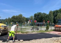 Asfaltowa nawierzchnia na nowej ścieżce rowerowej - zdjęcie główne