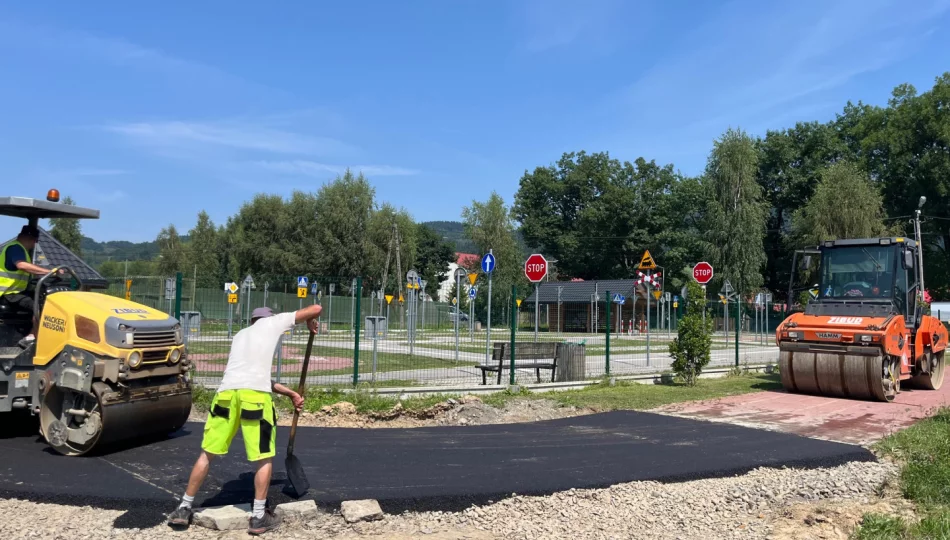 Asfaltowa nawierzchnia na nowej ścieżce rowerowej - zdjęcie 1