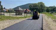 Asfaltowa nawierzchnia na nowej ścieżce rowerowej - zdjęcie 3