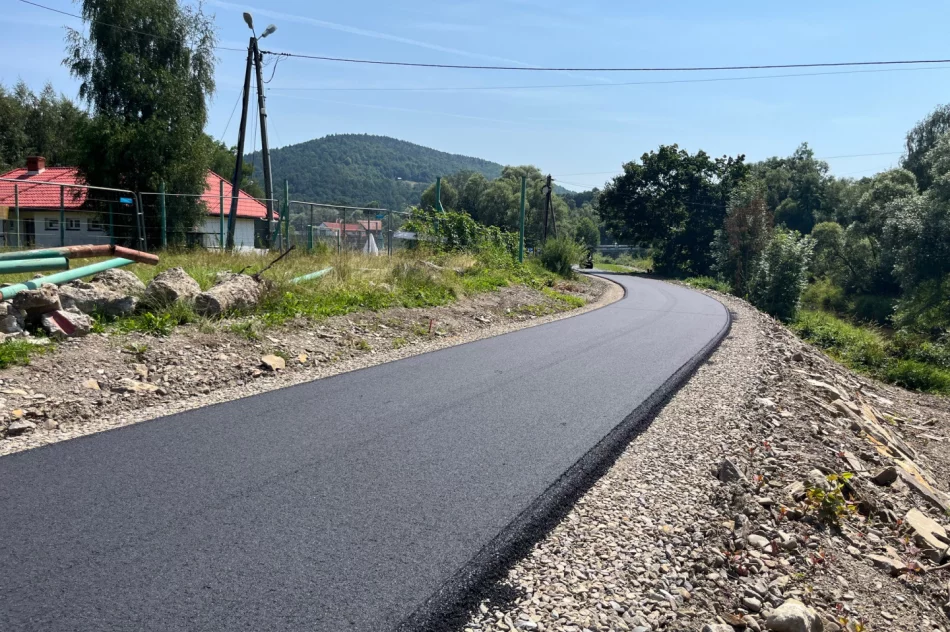 Asfaltowa nawierzchnia na nowej ścieżce rowerowej - zdjęcie 4