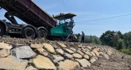 Asfaltowa nawierzchnia na nowej ścieżce rowerowej - zdjęcie 5